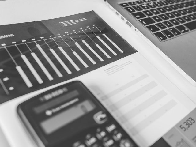 Comment choisir entre PEA et compte‑titres
