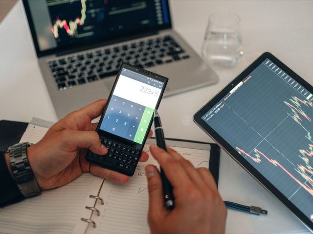 DEGIRO ou eToro : quel courtier pour investisseurs particuliers