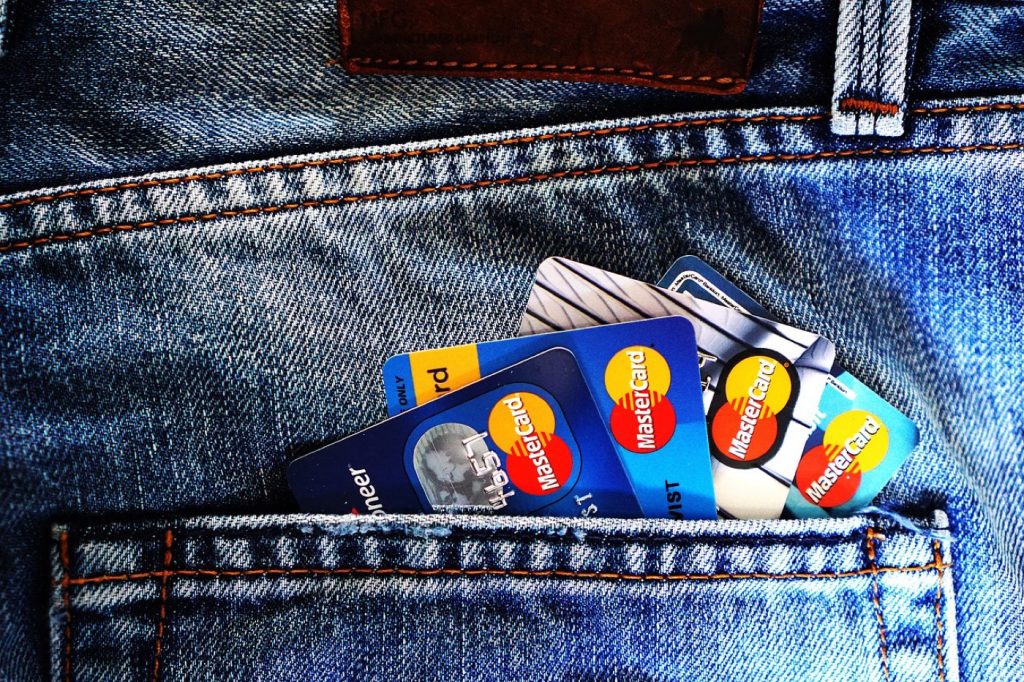 Boursorama ou Revolut : quelle banque en ligne choisir ?